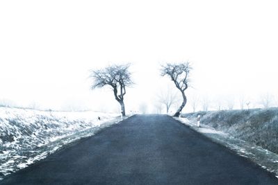 Landsväg på en dyster vinterdag