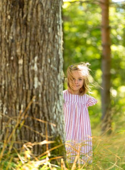 Liten flicka i sommarklänning