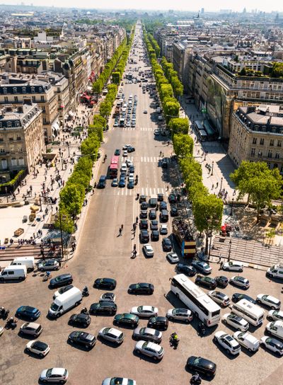 Traffic at the Place Charles de Gaulle in Paris