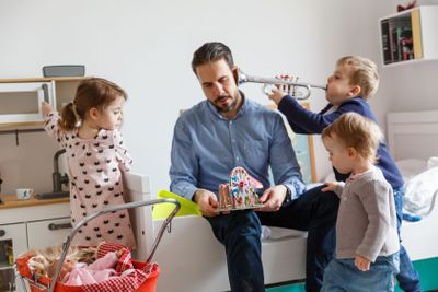 Pojke spelar trumpet